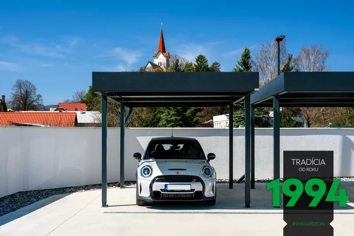 Auto pod prístreškom pre jedno auto