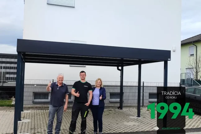 Zákazníci pod prístreškom