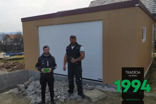 Zákazník s montážnikom pred garážou