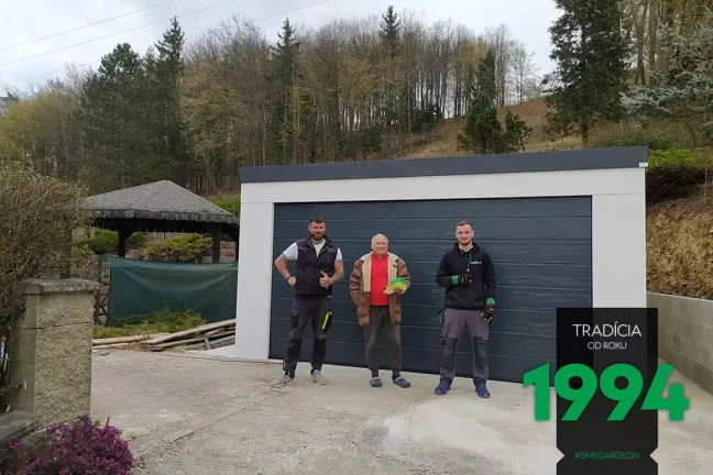 Zákazník s montážnikmi pred garážou