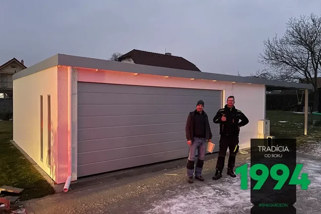 Zákazník s montážnikom pred atypickou garážou
