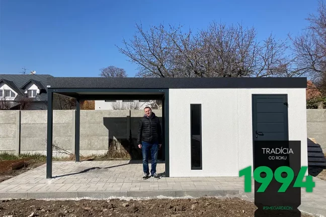 Zákazník pred domčekom s prístreškom