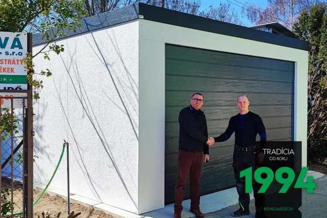 Zákazník s montážnikom pred garážou