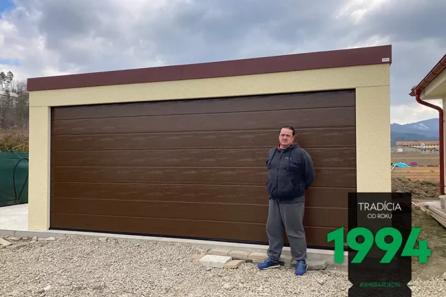 Zákazník pred dvojgarážou
