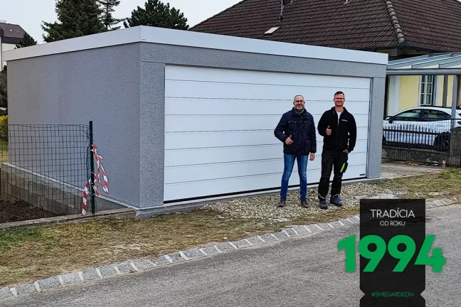 Zákazník s montážnikom pred dvojgarážou