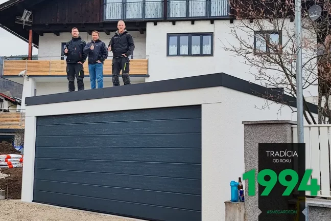 Zákazník s montážnikmi stoja na streche garáže