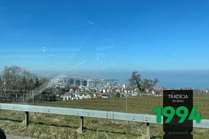 Výhľad z auta na dedinku