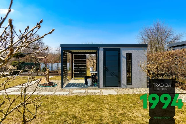 Záhradný domček s prístreškom naboku