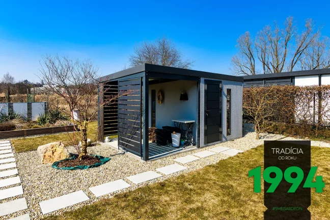 Záhradný domček s prístreškom a kovovými výplňami