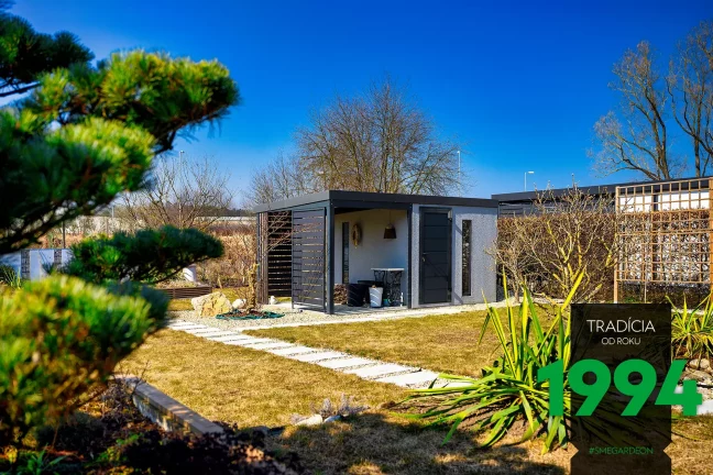 Záhradný domček s prístreškom na záhrade