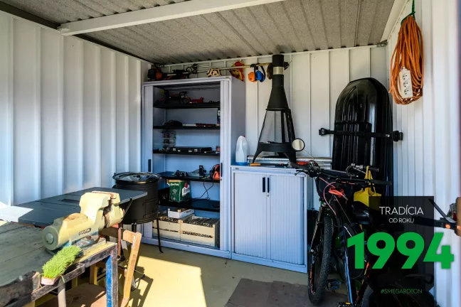 Zariadené vnútro záhradného domčeka