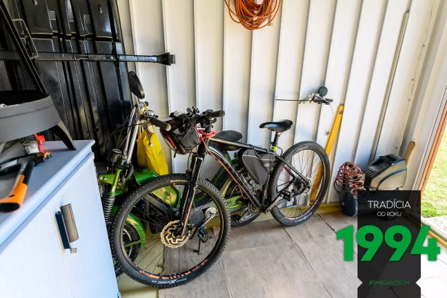 Bicykel v záhradnom domčeku