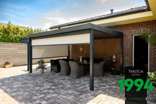 Posedenie pod pergolou s ratanovými kreslami