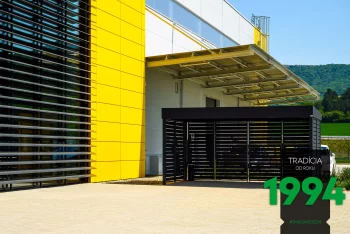 Pergola pred žltou budovou