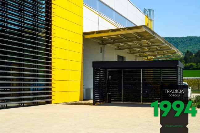 Pergola pred žltou budovou