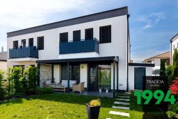 Posedenie pod pergolou za dvojposchodovým domom