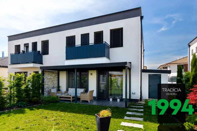 Posedenie pod pergolou za dvojposchodovým domom