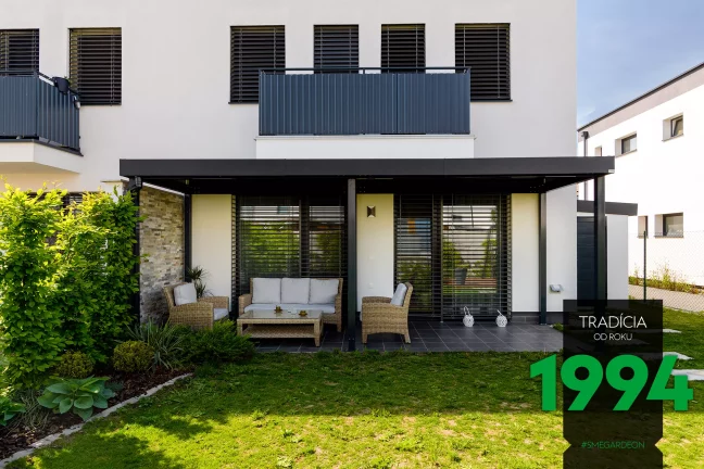 Posedenie pod antracitovou pergolou