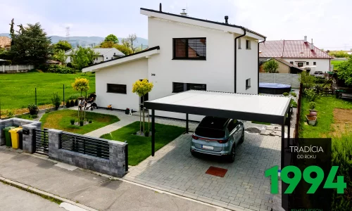 Prístrešok pre dve autá s bielou strechou