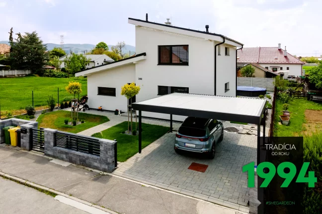 Prístrešok pre dve autá s bielou strechou