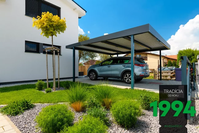 Prístrešok Gardeon a predzáhradka so stromom.