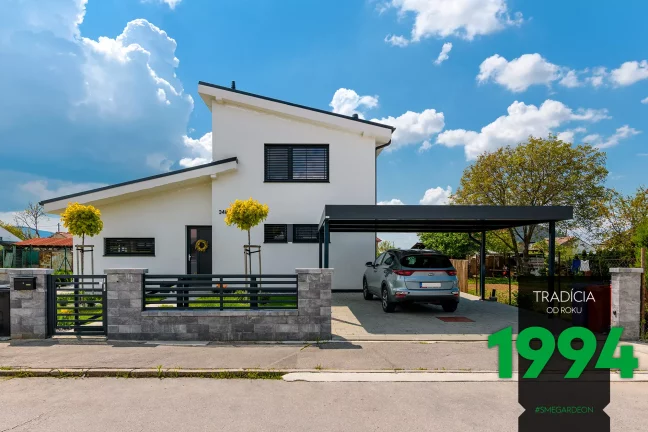 Prístrešok pri dome na hranici pozemku za plotom