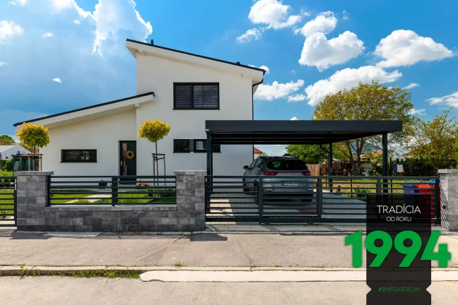 Zavretá brána pred prístreškom