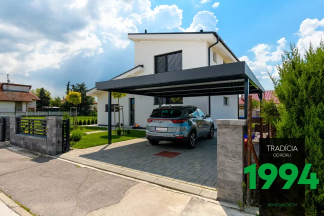 Automobil pod prístreškom