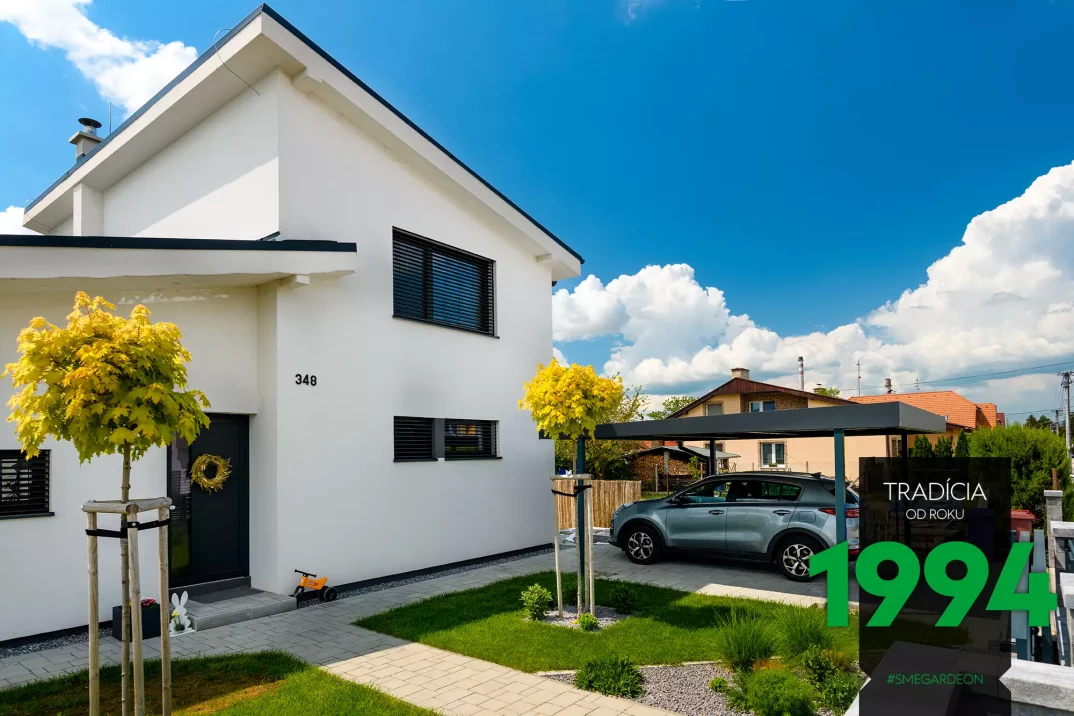 Auto zaparkované pod prístreškom