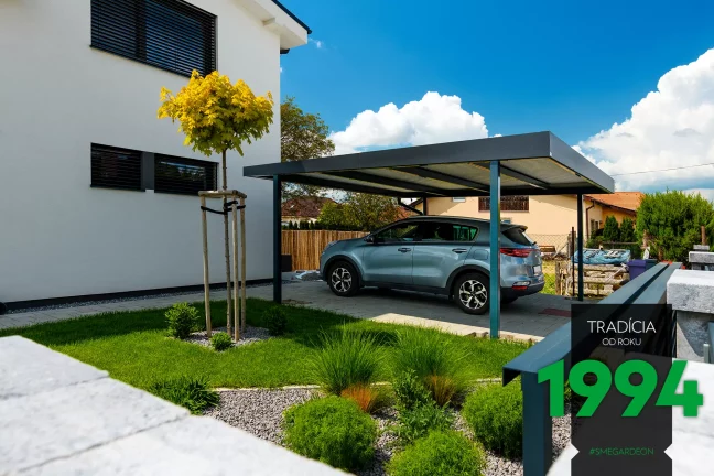 SIvé auto pod prístreškom zboku