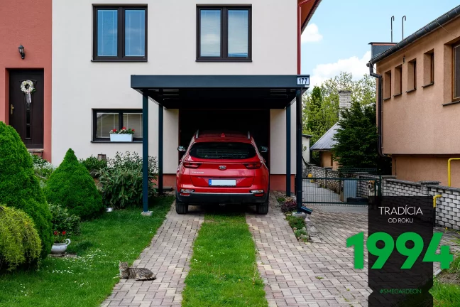 Červené auto pod prístreškom pre jedno auto