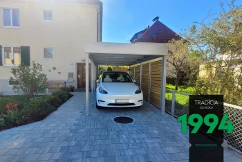 Auto pod prístreškom