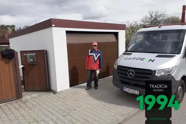 Zákazník pred garážou