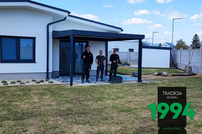 Zákazník s montážnikmi pod pergolou