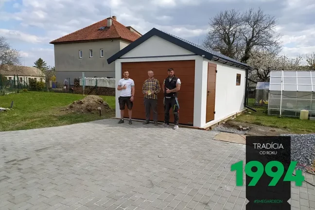 Spokojný zákazník pred garážou