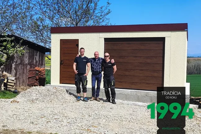 Spokojný zákazník s montážnikmi