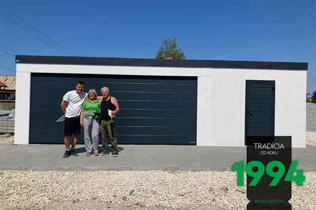 Zákazníci pred atypickou garážou