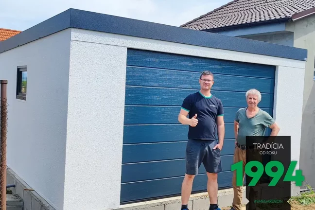 Zákazník s montážnikom pred garážou