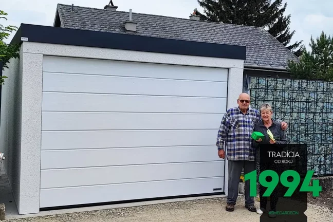 Manželský pár pred garážou