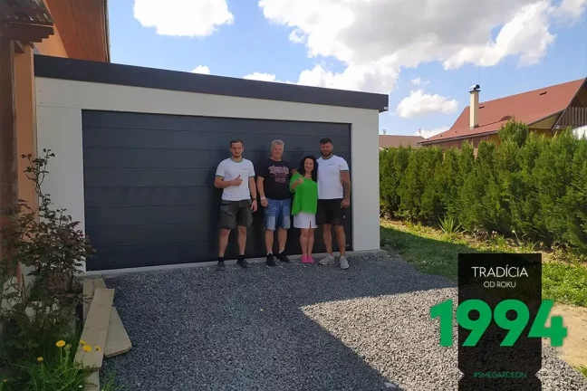 Rodina s montážnikmi pred garážou