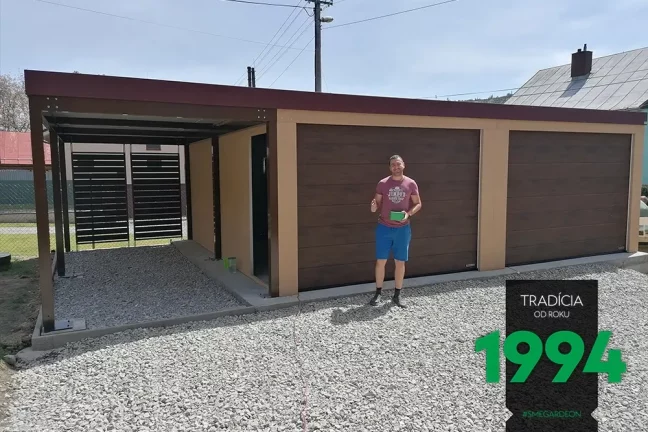 Zákazník s medom pred atypickou garážou