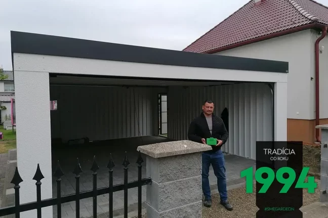 Zákazník s medom pred garážou