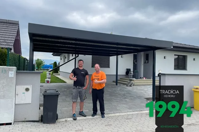 Zákazník s montážnikom pred prístreškom