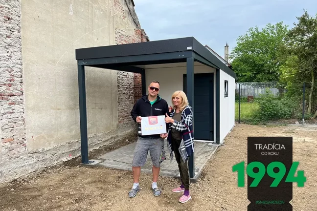 Spokojná zákazníčka s montážnikom