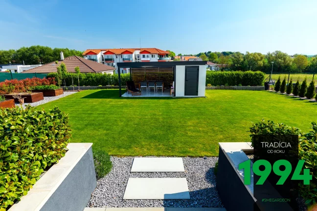 Záhradný domček s prístreškom uprostred záhrady