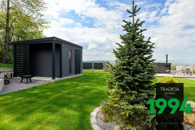 Antracitový záhradný domček v upravenej záhrade.
