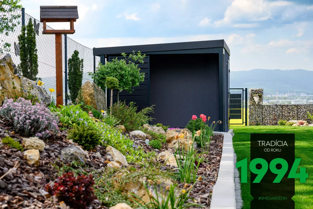 Domček na záhrade a farebné kvety