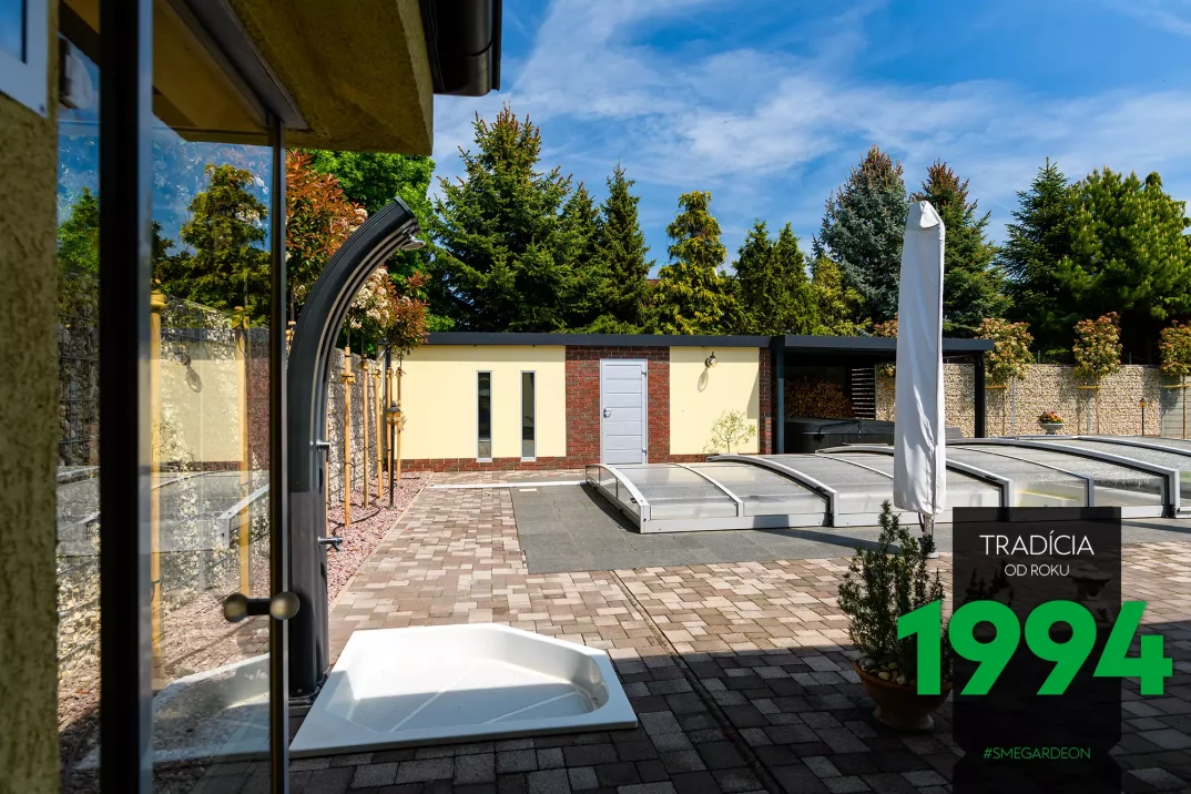 Atypický domček v žltej omietke