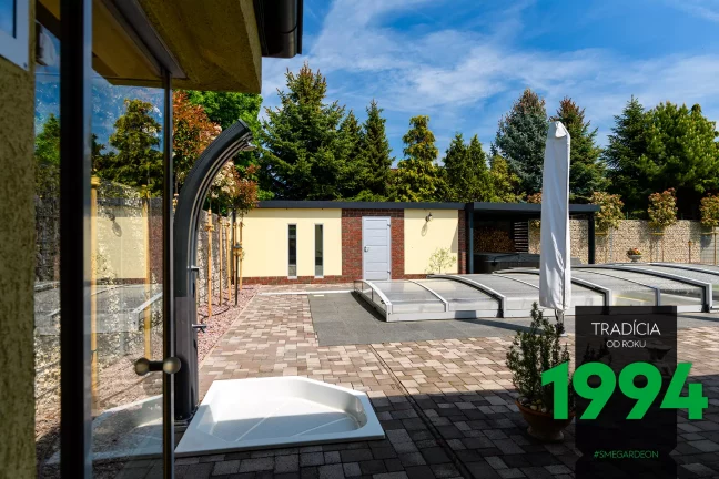 Atypický domček v žltej omietke