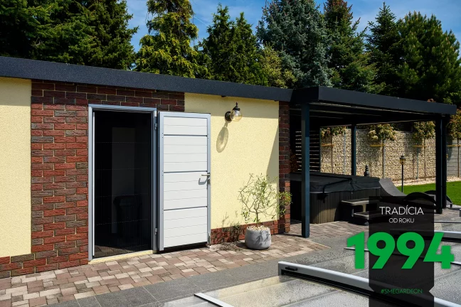 Otvorené dvere na domčeku s prístreškom a bazénom